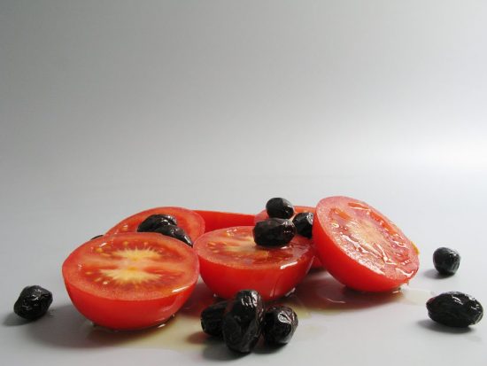 Ensalada de tomates y olivas negras